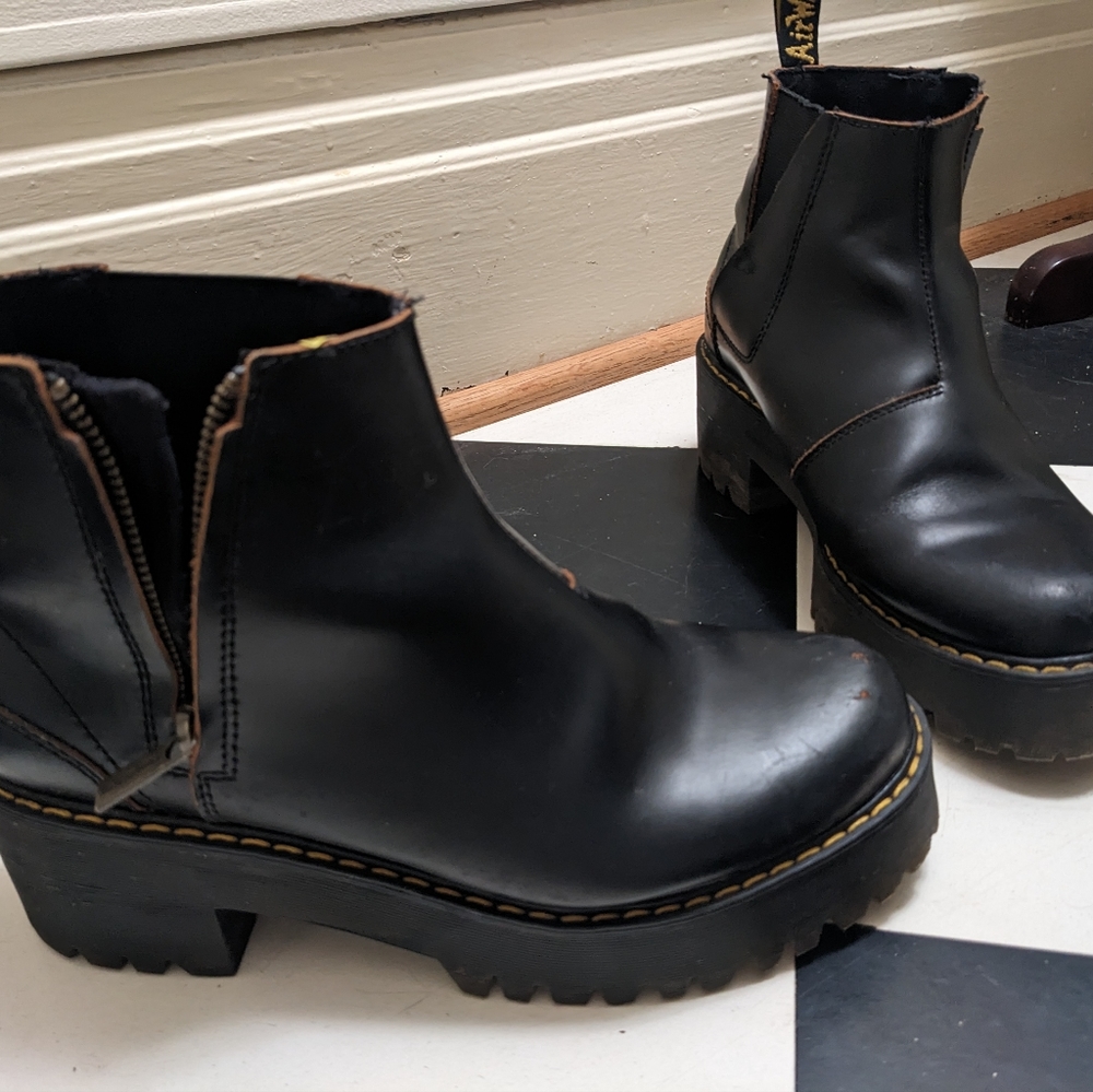 Dr. Martens Chelsea Zip up boots